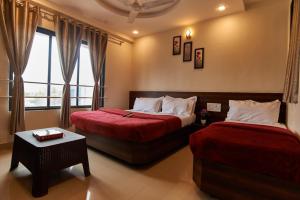 Giường trong phòng chung tại Hotel Disha Palace
