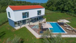 eine Luftansicht eines Hauses mit Pool in der Unterkunft Villa Caeli in Petehi