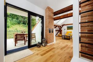 un salon avec une grande fenêtre et une salle à manger dans l'établissement Loft v historickom centre, à Trenčín