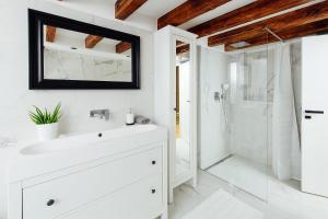 biała łazienka z umywalką i prysznicem w obiekcie Loft v historickom centre w Trenczynie