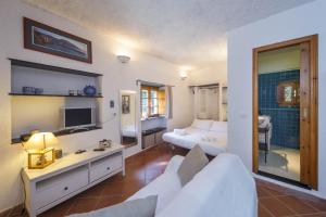 a living room with a couch and a tv at Casa Cassandra. Relax & Privacy ad un passo da Portofino in Paraggi