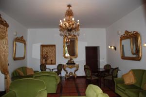 Een zitgedeelte bij Hotel Rural Quinta de Santo Antonio