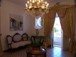 een woonkamer met een kroonluchter en een tafel en stoelen bij Hotel Rural Quinta de Santo Antonio in Elvas +37 foto's