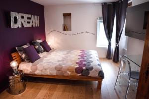 Uma cama ou camas num quarto em B&B 7e Art
