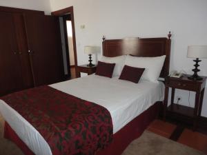 Een bed of bedden in een kamer bij Hotel Rural Quinta de Santo Antonio