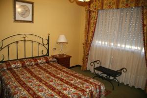 1 dormitorio con cama y ventana en Hotel San Rosendo en Ourense