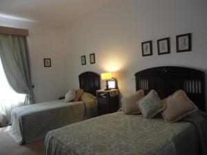 Een bed of bedden in een kamer bij Hotel Rural Quinta de Santo Antonio