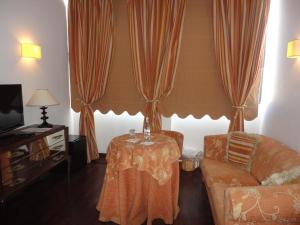 Een TV en/of entertainmentcenter bij Hotel Rural Quinta de Santo Antonio
