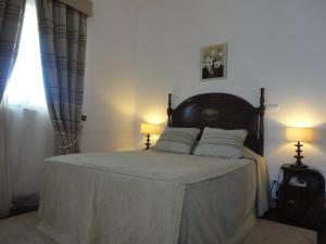 Een bed of bedden in een kamer bij Hotel Rural Quinta de Santo Antonio