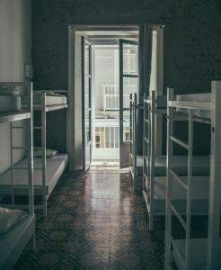 سرير بطابقين أو أسرّة بطابقين في غرفة في South Hostel Cádiz - Service Center