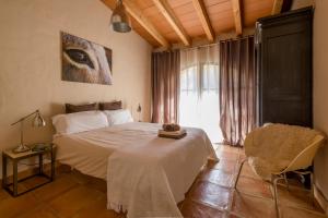 ein Schlafzimmer mit einem Bett und einem großen Fenster in der Unterkunft Refugio Marnes in Benissa