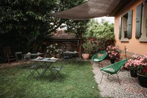 Um jardim no exterior de B&B 7e Art