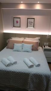 a large bed with two pillows on top of it at Loft Res Pedra Azul - hospedagem nas montanhas in Pedra Azul