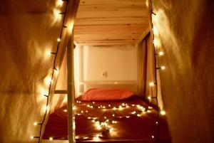 una piccola camera con un letto illuminato di Acropolis View Dream ad Atene