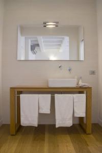 波隆那的住宿－徹茲莫拉米57住宿加早餐酒店，一间带水槽和白色毛巾的浴室