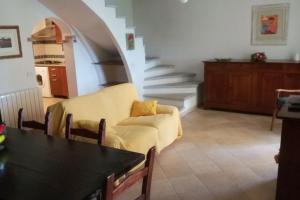 uma sala de estar com um sofá e uma mesa em Villetta in zona panoramica, immersa nel verde della macchia mediterranea em Villasimius