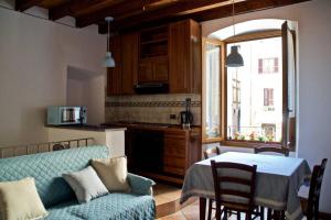Una cocina con un sofá y una mesa en una habitación. en Casa Francesca, en Gargnano