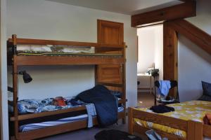 Pokój z 2 łóżkami piętrowymi i łóżkiem w obiekcie Boréales - spacious duplex - in La Grave-La Meije heart w mieście La Grave