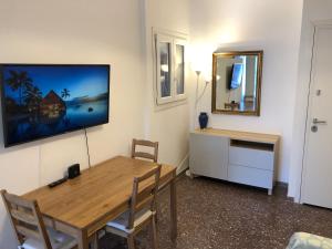 En tv och/eller ett underhållningssystem på Metaxourgio spacious two bedroom apartment
