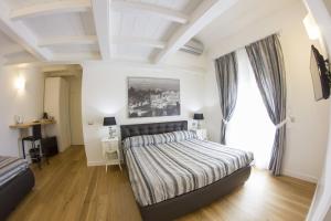 波隆那的住宿－徹茲莫拉米57住宿加早餐酒店，一间卧室设有一张床和一个大窗户