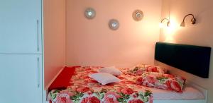 a bedroom with a bed and two pillows on it at Stilingi apartamentai su virtuve Trakų miesto centre in Trakai