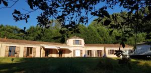 an old house with a large yard in front at La Guest House BYLAVILLA25 calme et détente in Noaillan