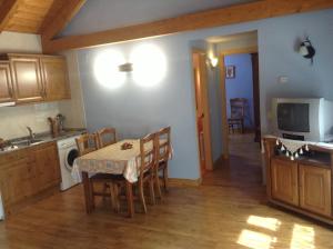 cocina y comedor con mesa y sillas en Casa Carpintero, en Torla