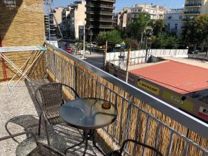 En balkong eller terrass på Metaxourgio spacious two bedroom apartment