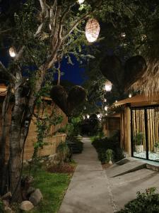 Una pasarela frente a una casa por la noche en Villa Armonia Hotel & Spa, en Jocotepec