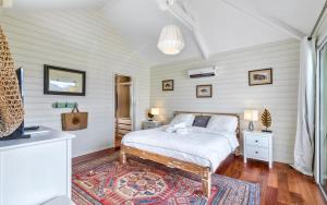 - une chambre avec un lit et un tapis dans l'établissement Villa La Voile Blanche, à La Baie-Orientale 19 autres photos