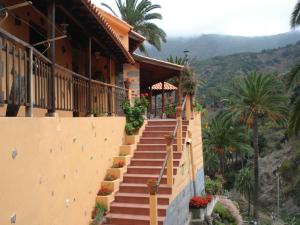 una casa con escaleras que conducen a ella con palmeras en Casa Rural La Era Vieja en Vallehermoso La Gomera en Vallehermoso