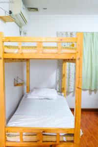 Voodi või voodid majutusasutuse Yellow House Hostel Huizhou West Lake toas