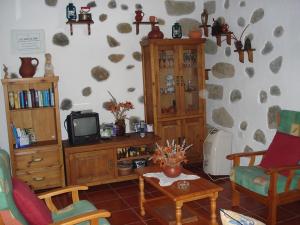 sala de estar con TV y mesa en Casa Rural La Era Vieja en Vallehermoso La Gomera en Vallehermoso