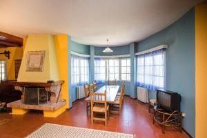 TV a/nebo společenská místnost v ubytování delphi villa Terracotta