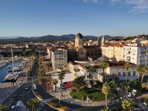 uma vista aérea de uma cidade com um porto em VILLA ESTEREL em Saint-Raphaël