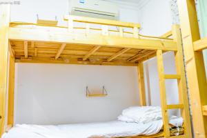 Voodi või voodid majutusasutuse Yellow House Hostel Huizhou West Lake toas