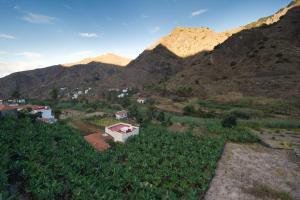 a village in a mountain valley with mountains in the background at Apartamentos Los Telares in Hermigua