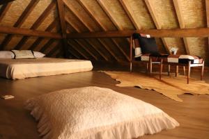 アロウカにあるQuinta da Vinha do Soutoのベッド1台、椅子、ラグが備わる客室です。