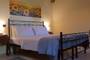 A bed or beds in a room at Il Cantuccio nel Chianti