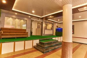 vestíbulo con sofá y columna en Hotel Disha Palace, en Shirdi