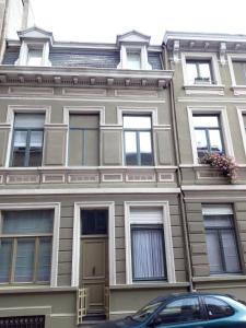 a building with a car parked in front of it at Holiday Home Huis Dujardin 1 in Antwerp