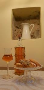 una botella de miel y un plato de pan y un vaso en Il Cantuccio nel Chianti, en Vagliagli