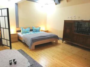 um quarto com uma cama com almofadas azuis em Schulmeisterhaus em Naumburg