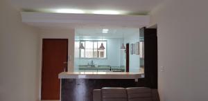 カボ・フリオにある4 quartos na quadra da praia do forteのリビングルーム(シンク、鏡付) +33枚の写真