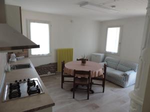 A kitchen or kitchenette at Casa Rossa