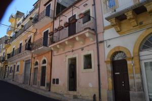 una fila di edifici su una strada di città di Ciràsa a Ragusa