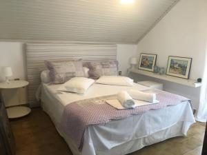 um quarto com uma cama com duas toalhas em Villa Afroditi em Nea Vrasna