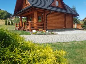 a log cabin with a stone path in front of it at Chata pod Sniezka in Ściegny