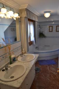 a bathroom with two sinks and a bath tub at Casa Rural La Petita in Tibi +82 photos
