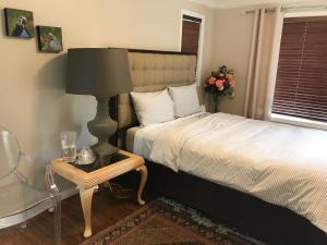 Postel nebo postele na pokoji v ubytování Royalty B&B